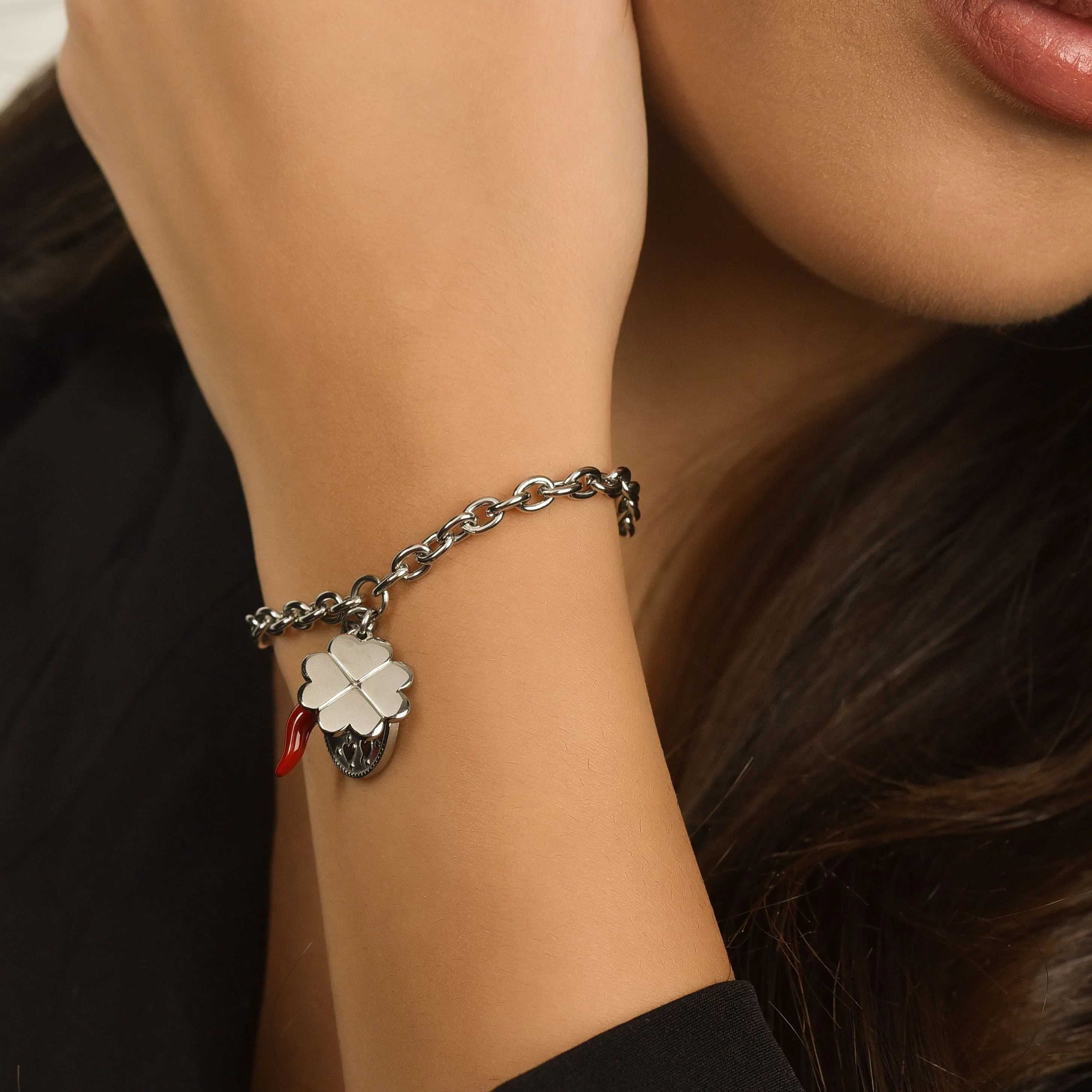 BRACCIALE DONNA IN ACCIAIO CON CHARM QUADRIFOGLIO, CORNO E MADONNA - Image 2