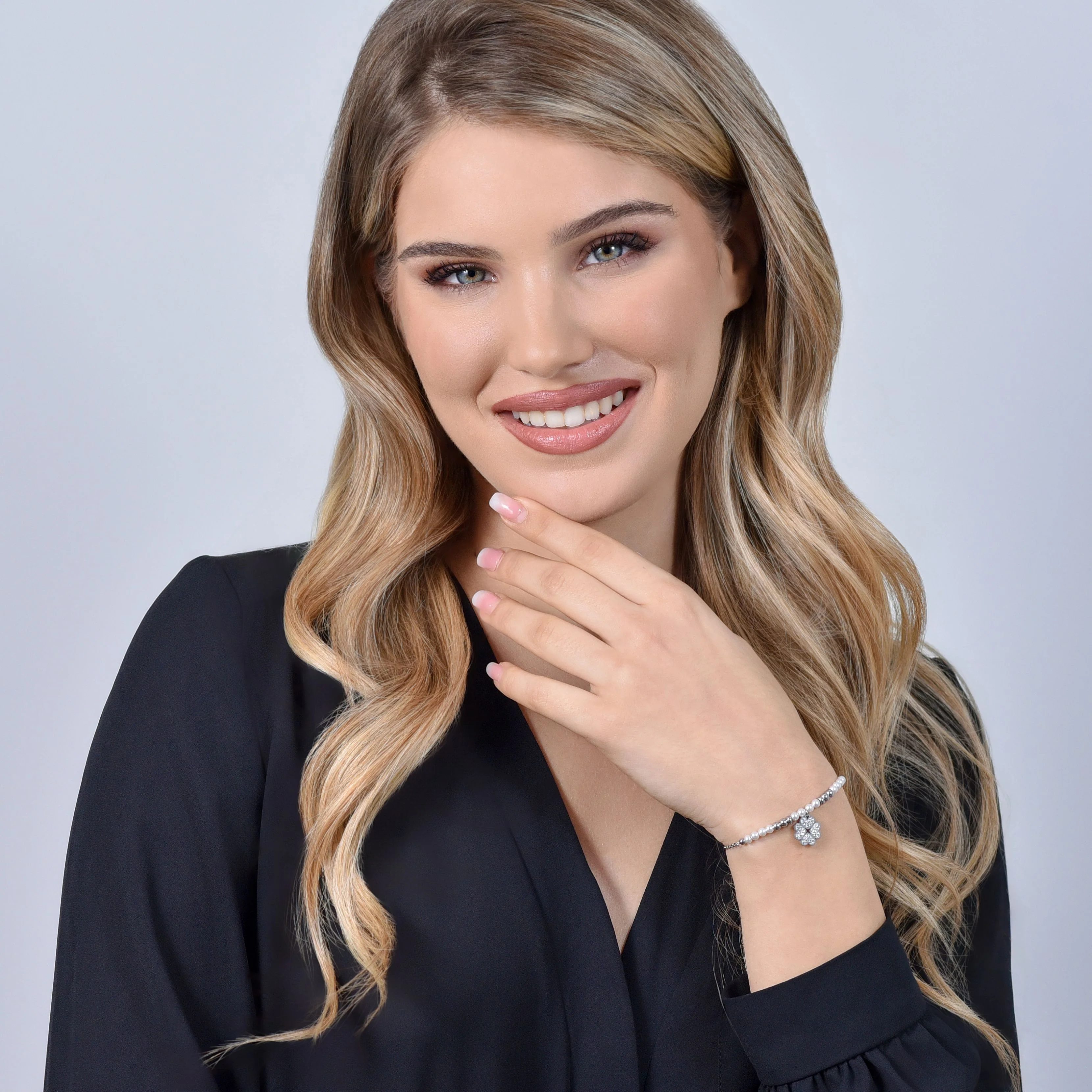 BRACCIALE DONNA IN ACCIAIO CON PERLE SINTETICHE E QUADRIFOGLIO - Image 3