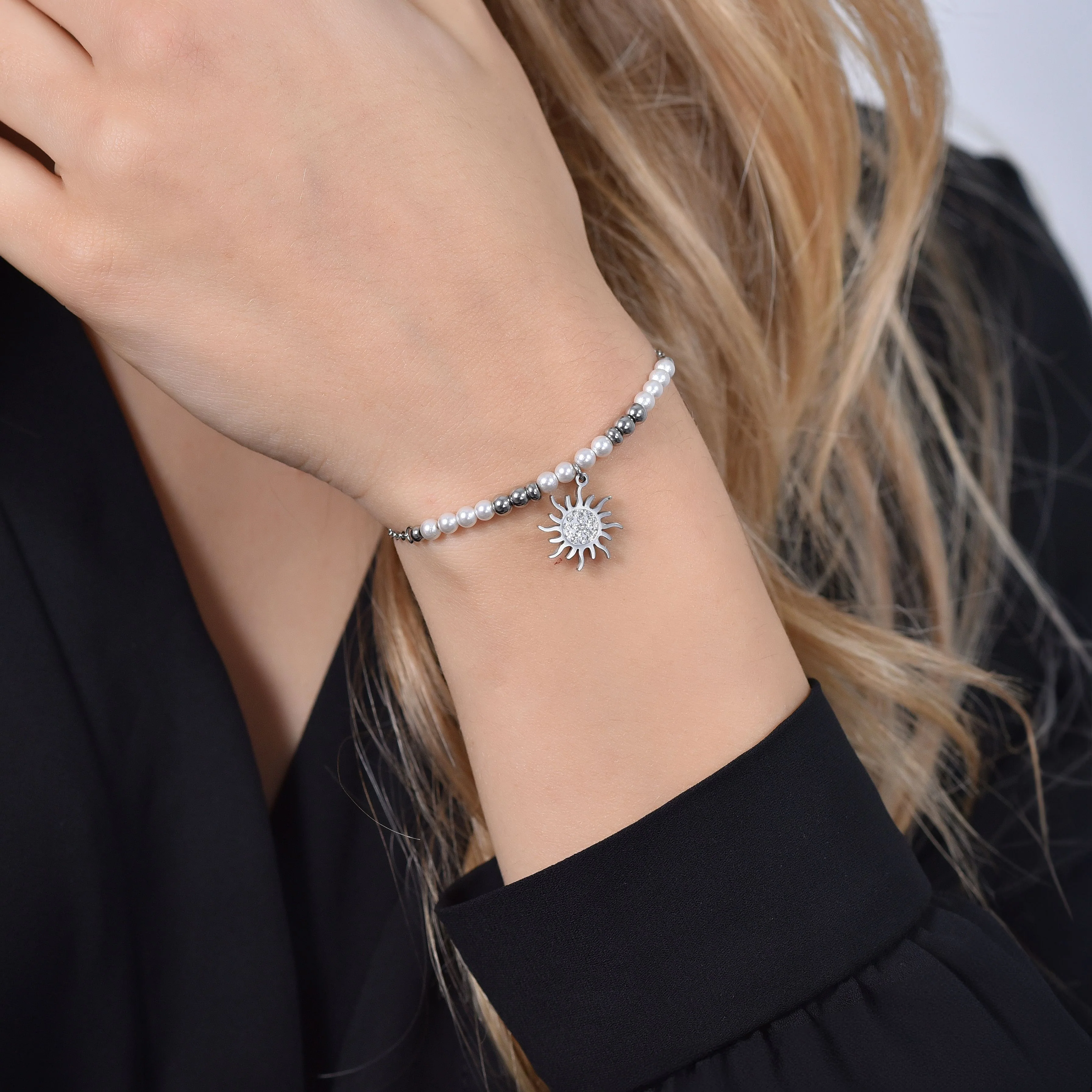 BRACCIALE DONNA IN ACCIAIO CON PERLE SINTETICHE E SOLE - Image 2