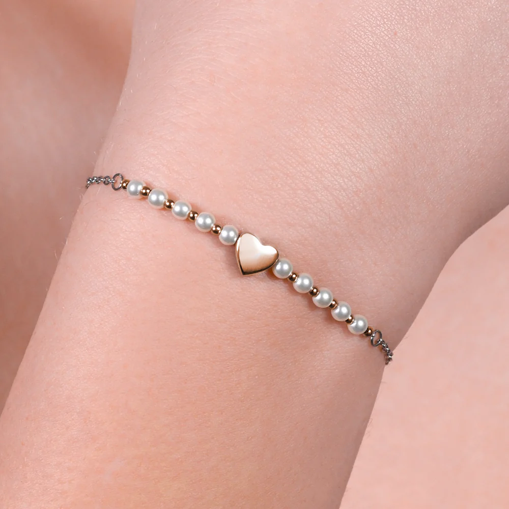 BRACCIALE DONNA IN ACCIAIO IP GOLD E PERLE SINTETICHE BIANCHE CON CUORE IP ROSE - Image 2
