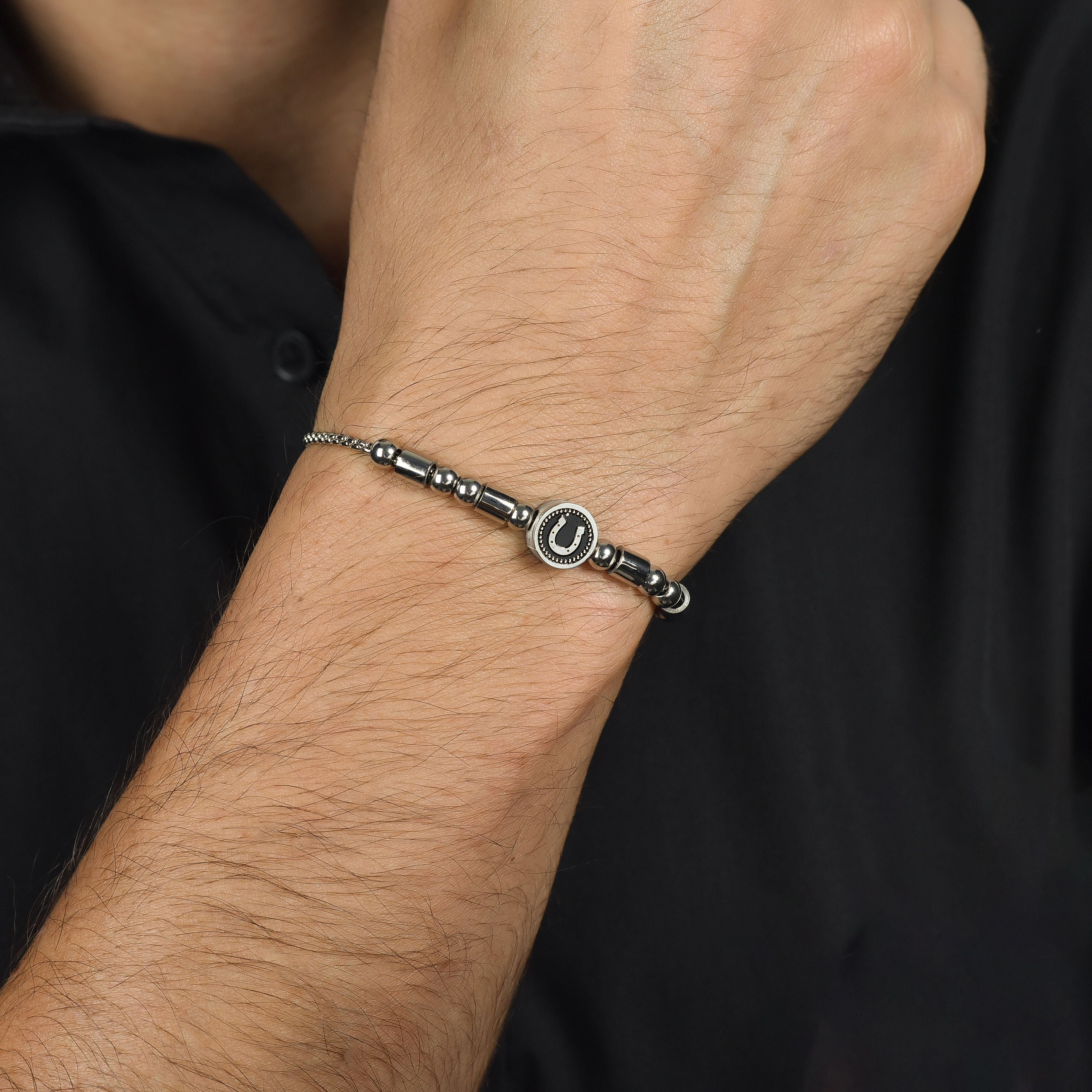 BRACCIALE UOMO IN ACCIAIO ELEMENTO CON FERRO DI CAVALLO SILVER E SMALTO NERO - Image 2