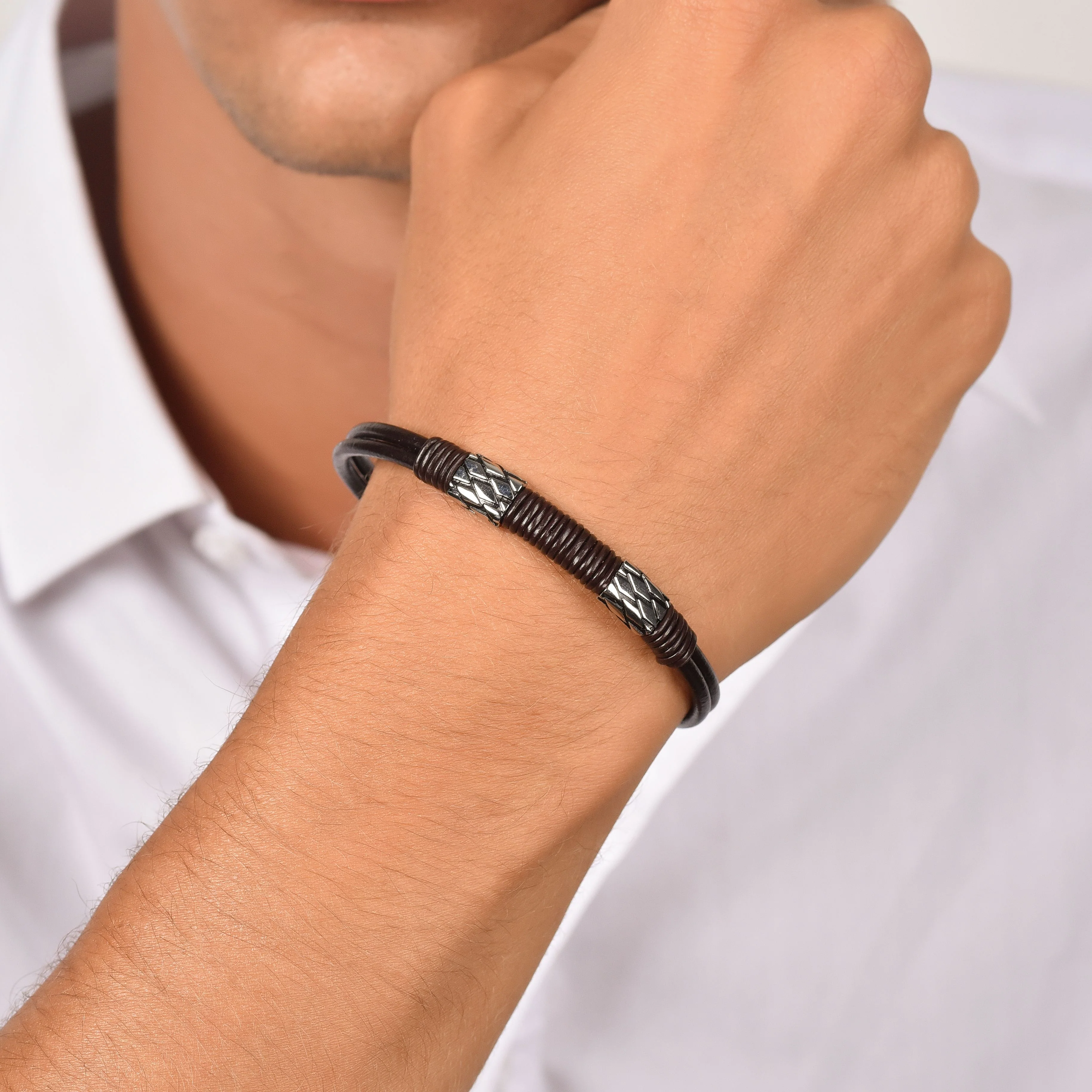 BRACCIALE UOMO IN CUOIO NERO CON ELEMENTI IN ACCIAIO - Image 2